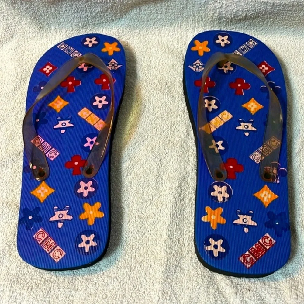 5/$25 - NWOT CMC flip flops in little kids size 9 1/2